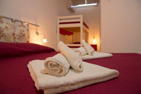 Bedroom, bunk bed
