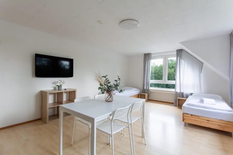 Bed, TV and multimedia, Photo of the whole room, Seating area, Dining area, towels