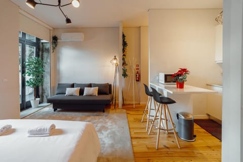 Bed, Living room, Seating area, Dining area, Bedroom, air conditioner