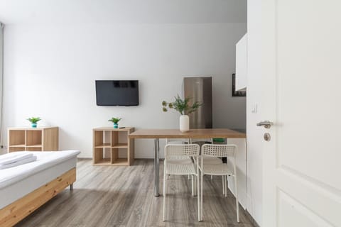 Bed, TV and multimedia, Photo of the whole room, Dining area, Bedroom