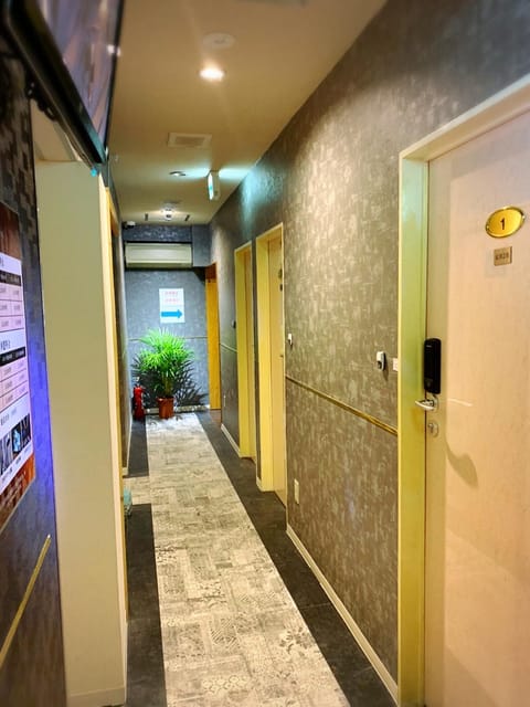 Shower, Toilet, Photo of the whole room, Decorative detail