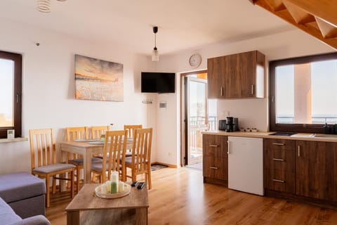 TV and multimedia, Coffee/tea facilities, Kitchen or kitchenette, Seating area, Dining area, oven, stove