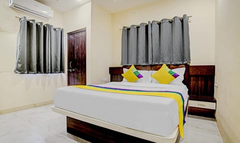 Bed, Photo of the whole room, Bedroom, air conditioner