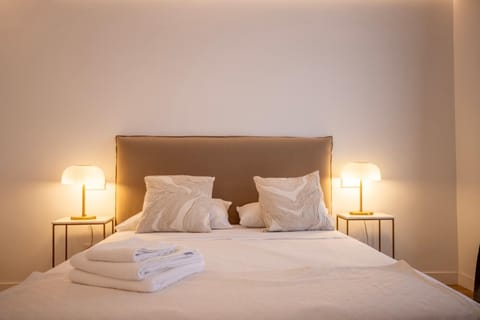 Bed, Bedroom, towels