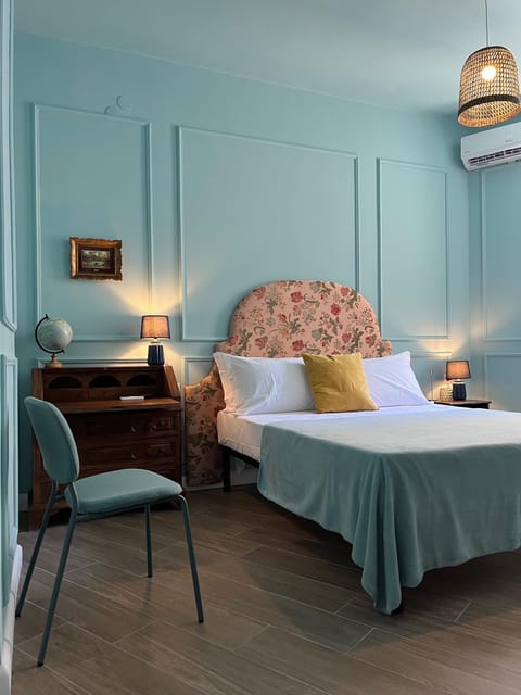 Bed, Photo of the whole room, Seating area, Bedroom