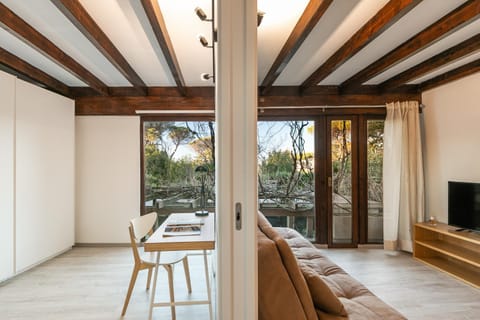 Day, TV and multimedia, View (from property/room), Living room, Seating area, Evening entertainment, Garden view