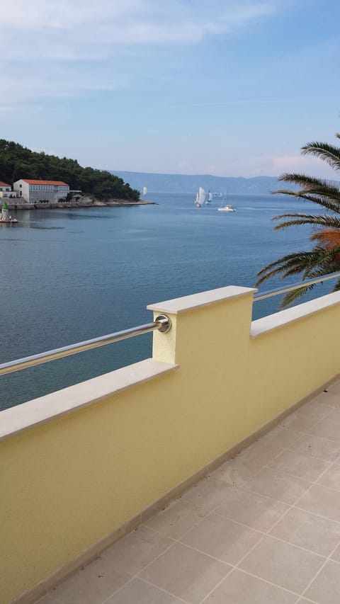 Sea view apartment near the beach S2-Jelsa center Apartment in Dubrovnik-Neretva County