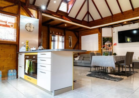 Communal lounge/ TV room, TV and multimedia, Kitchen or kitchenette, Living room, Seating area