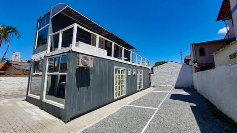 Property building, Facade/entrance, Balcony/Terrace, Parking