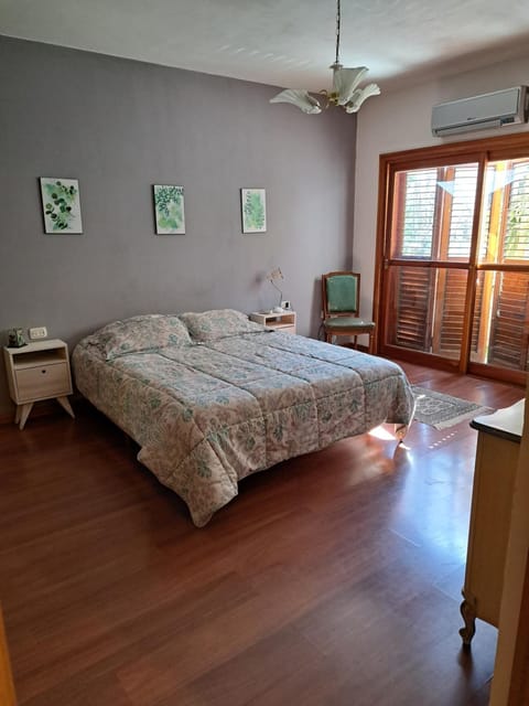 Bed, Photo of the whole room, Bedroom, internet, air conditioner