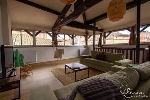 Bed, TV and multimedia, Living room, Landmark view, heating