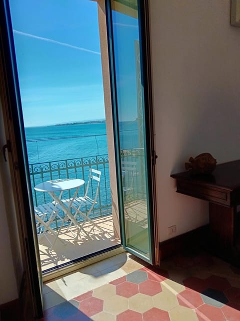 Natural landscape, Balcony/Terrace, Photo of the whole room, Seating area, Dining area, Sea view