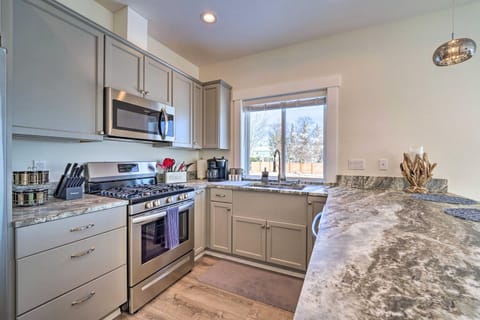 Bright La Conner Getaway with Mountain Views! Apartment in La Conner