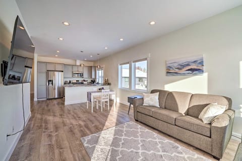Bright La Conner Getaway with Mountain Views! Apartment in La Conner