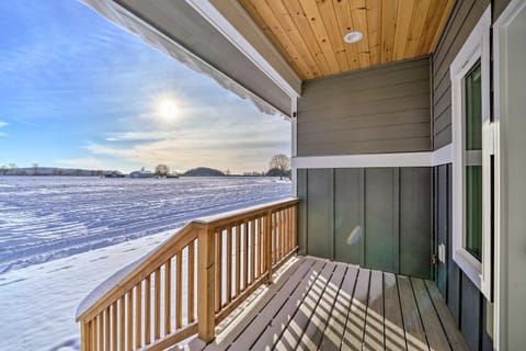 Bright La Conner Getaway with Mountain Views! Apartment in La Conner