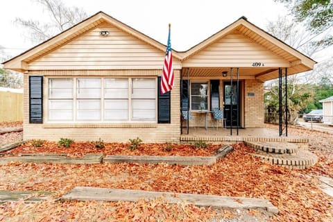 Adorable on Taylor-15 mins to Downtown--- Front Unit House in West Columbia