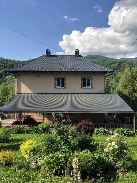 Property building, Day, Natural landscape, Garden, Garden view, Mountain view
