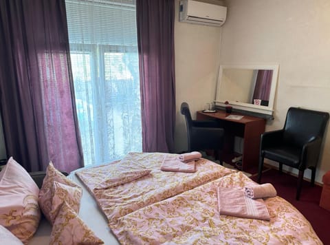 Bed, TV and multimedia, Bedroom, air conditioner