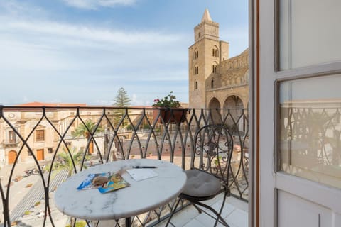 Nearby landmark, Restaurant/places to eat, Neighbourhood, Balcony/Terrace, Balcony/Terrace, Shopping Area