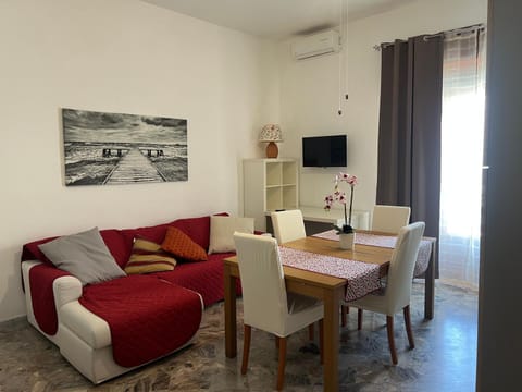 TV and multimedia, Living room, Seating area, Dining area, air conditioner