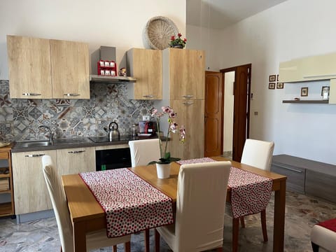 Kitchen or kitchenette, Dining area, oven, stove