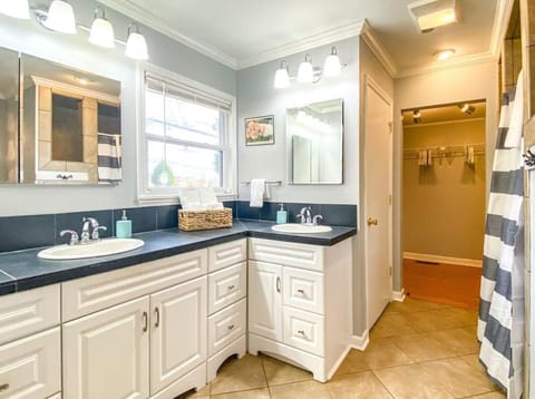 Cardinal Aerie- 5 mins from Rainbow Mountain Hiking Trails House in Madison