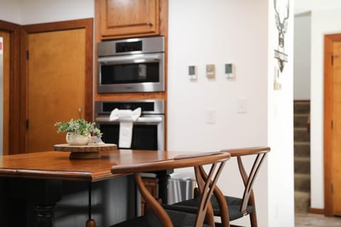 New! Luxury Mountain Top Retreat w/Carriage House House in Nelson County