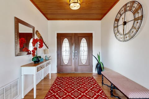 Regal Riverfront Retreat House in Lake Travis