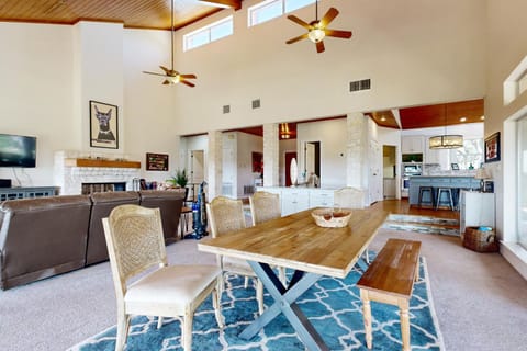 Regal Riverfront Retreat House in Lake Travis