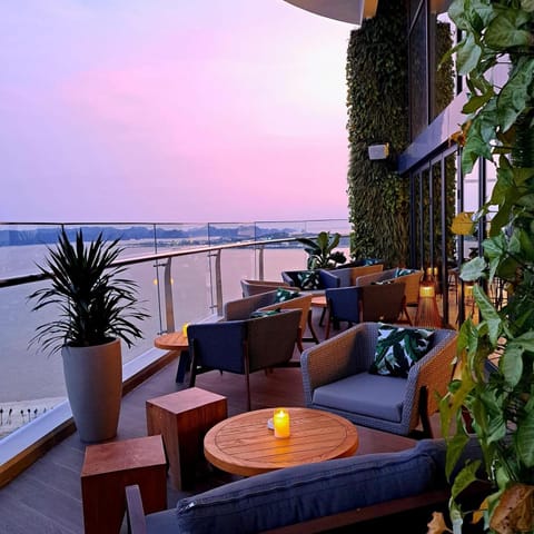 Restaurant/places to eat, View (from property/room), Lounge or bar