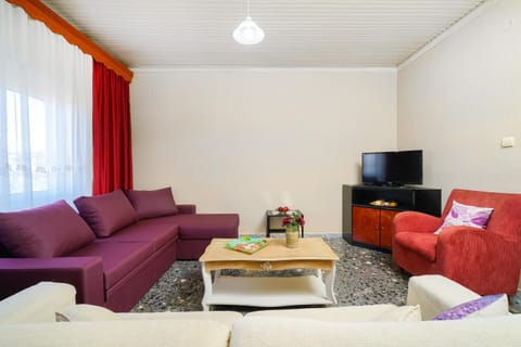 Bed, TV and multimedia, Living room, Seating area, Evening entertainment