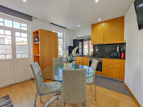 TV and multimedia, Kitchen or kitchenette, Dining area, oven, stove