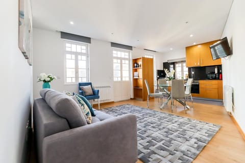 TV and multimedia, Kitchen or kitchenette, Seating area, Dining area, minibar, oven, stove