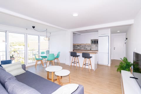 Kitchen or kitchenette, Seating area, Dining area