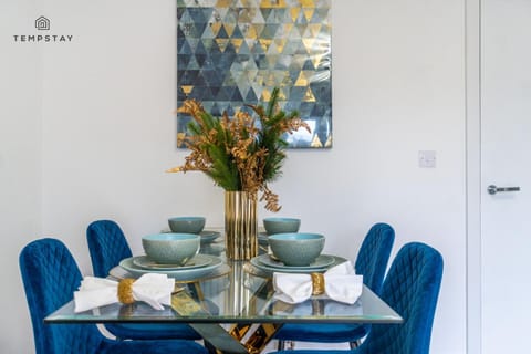 4BR-Madejski Stadium-Royal Berk Hosp-By Tempstay House in Reading