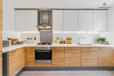 4BR-Madejski Stadium-Royal Berk Hosp-By Tempstay House in Reading