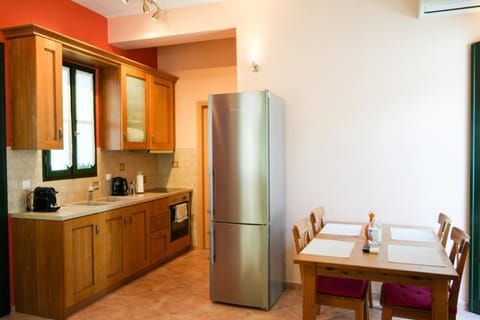 Kitchen or kitchenette, Dining area, pet friendly