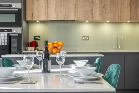 Kitchen or kitchenette, Dining area