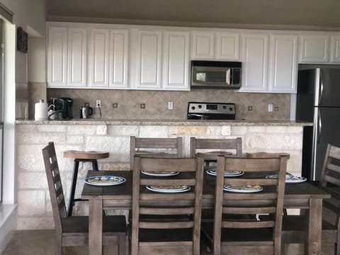 Coffee/tea facilities, Kitchen or kitchenette, Dining area, minibar, pet friendly, stove