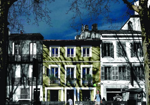 Property building, Neighbourhood