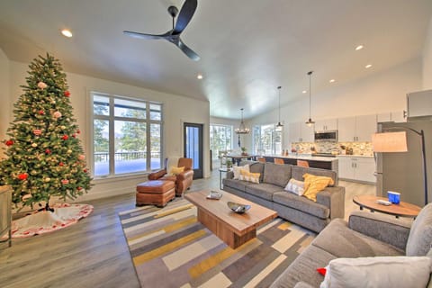 Elegant Priest Lake Townhome about 1 Mi From Lake House in Priest Lake