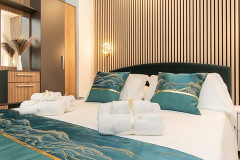 Bed, Photo of the whole room, Bedroom, towels