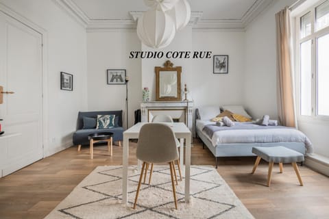 Property building, Living room, Decorative detail, City view, City view