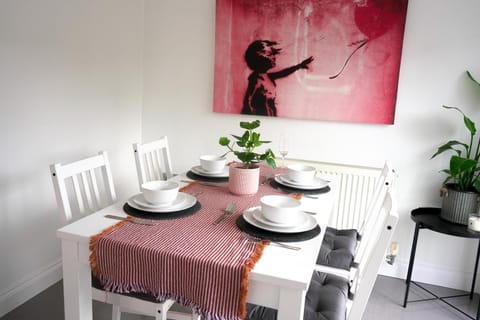 3 BED new build home with FREE parking BHX NEC HS2 CONTRACTORS FAMILIES Bed and Breakfast in Shirley