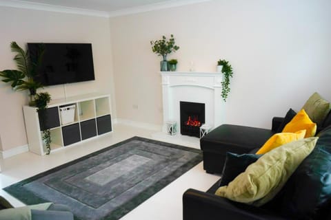 3 BED new build home with FREE parking BHX NEC HS2 CONTRACTORS FAMILIES Bed and Breakfast in Shirley