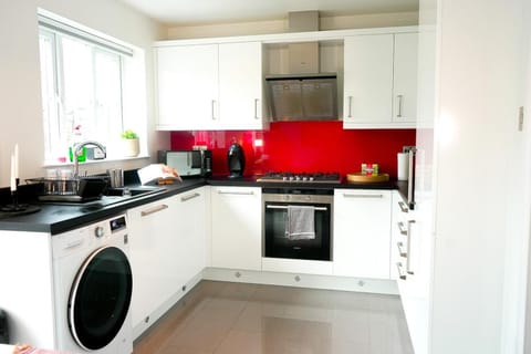 3 BED new build home with FREE parking BHX NEC HS2 CONTRACTORS FAMILIES Bed and Breakfast in Shirley