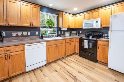 Teak- a North Albany family home House in Albany