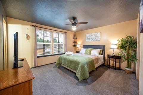 Teak- a North Albany family home House in Albany