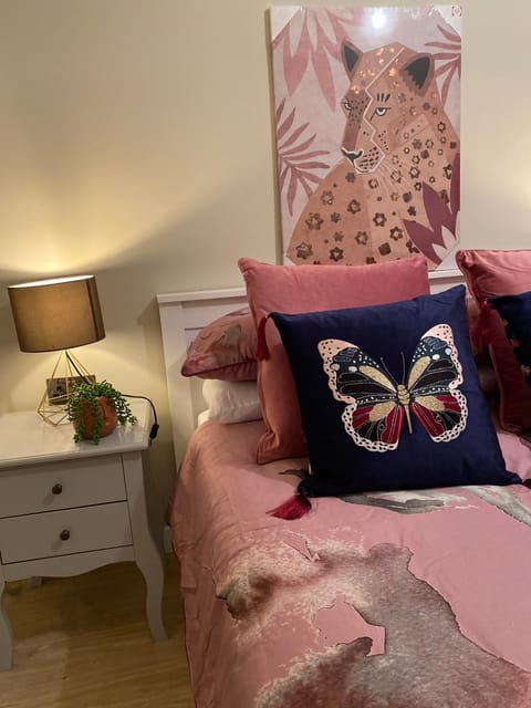 Lovely 3 bed with jacuzzi, close to airport, driveway, wifi Apartment in Edinburgh