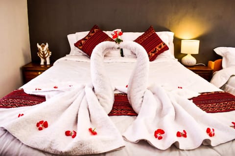 Bed, Bedroom, towels